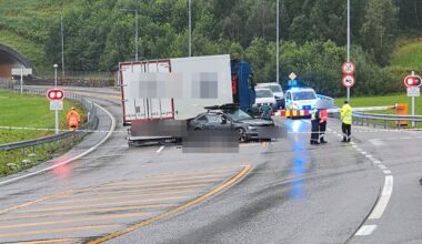 Alvorlig trafikkulykke i Gjemnes – to til sjukehus