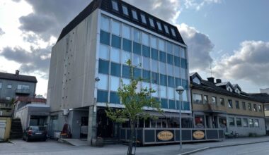 Dobbel konkurs - nå kan denne bygården i Steinkjer bli solgt på nytt