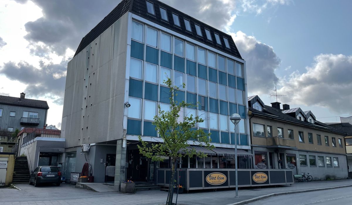 Dobbel konkurs - nå kan denne bygården i Steinkjer bli solgt på nytt