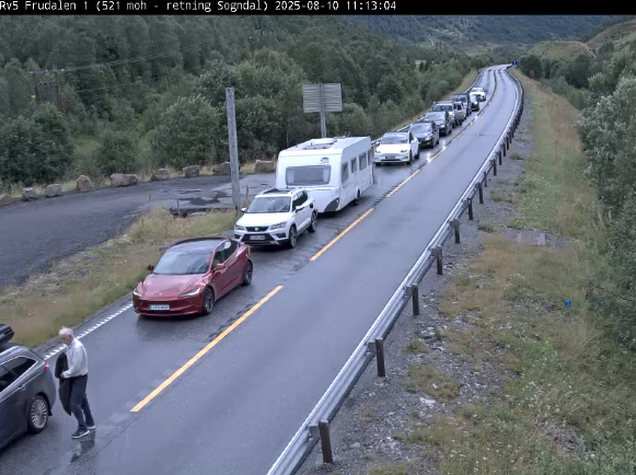 Trafikk, Sogndal | Frudalstunnelen stengd etter trafikkulukke