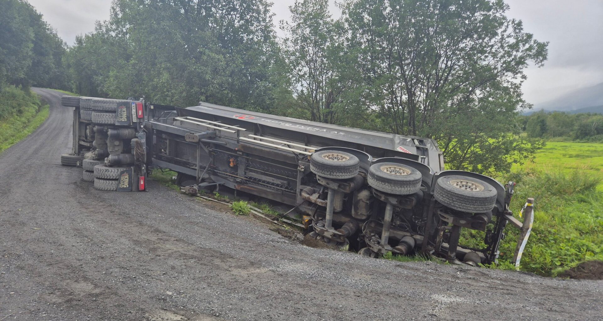 Vefsn, Trafikk | Semitrailer veltet i Vefsn – nødetatene er på stedet