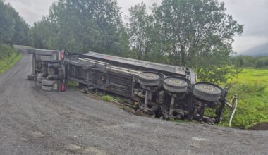 Vefsn, Trafikk | Semitrailer veltet i Vefsn – nødetatene er på stedet