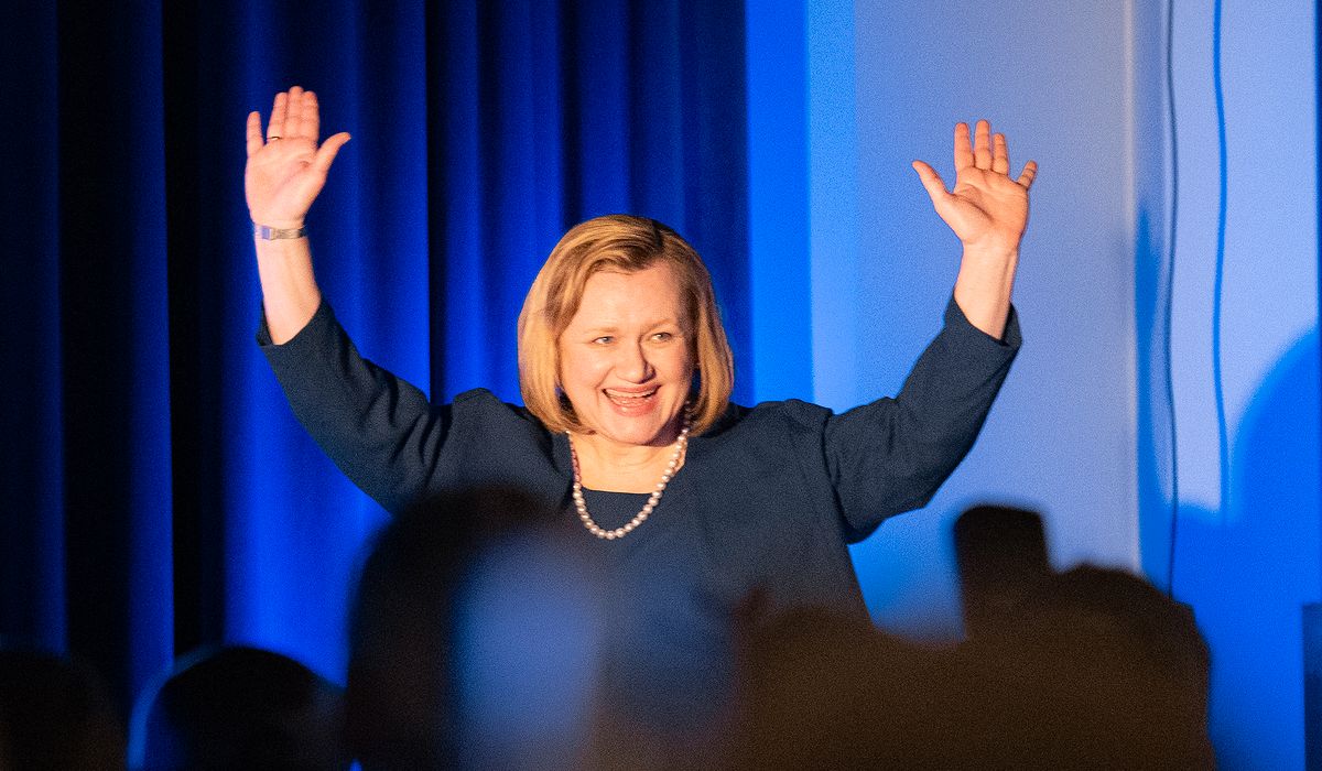 (+) Hol-åling har skrive satiren om Erna og Sindre - hallingdolen.no