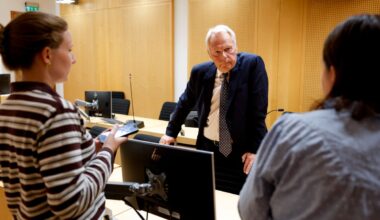 (+) – Linjedommeren hoppet inn med heva albue og kne - smp.no