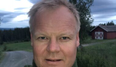 Hvem har ansvaret for å «revi­dere» fylkes­kommunen