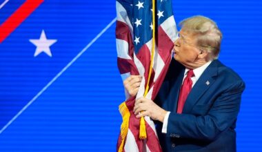 Trump vil straffe flaggbrenning med ett års fengsel