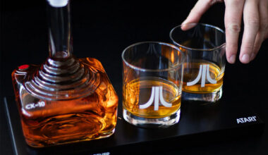 Atari lanserer stilig whiskykaraffel designet som en retro joystick -