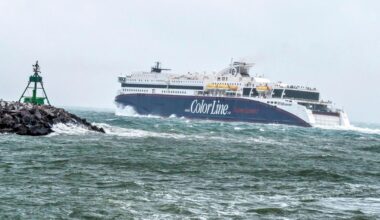 Hengedekket på fergen ble hevet før alle biler var av