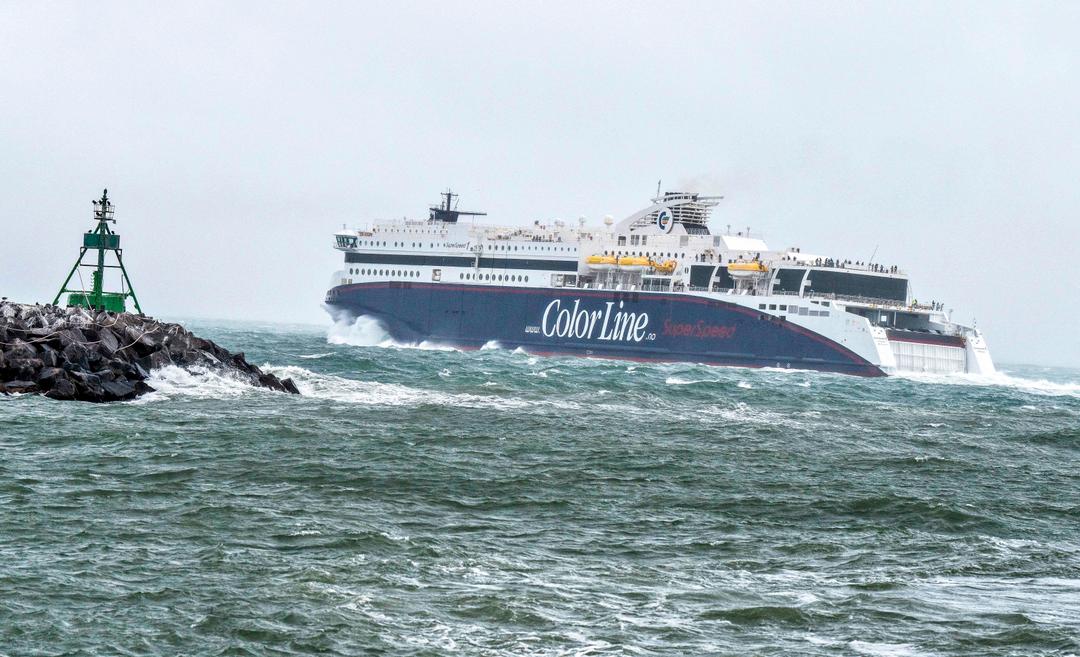 Hengedekket på fergen ble hevet før alle biler var av