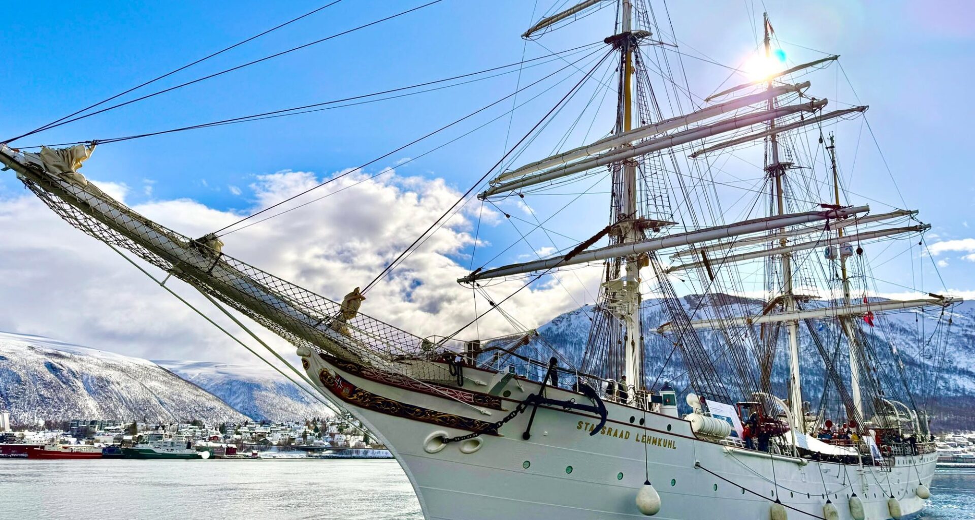 Statsraad Lehmkuhl, UiT | Statsraad Lehmkuhl endrer kurs på viktig ekspedisjon