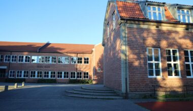 Mindreårig alvorlig skadet etter knivhendelse ved skole i Fredrikstad