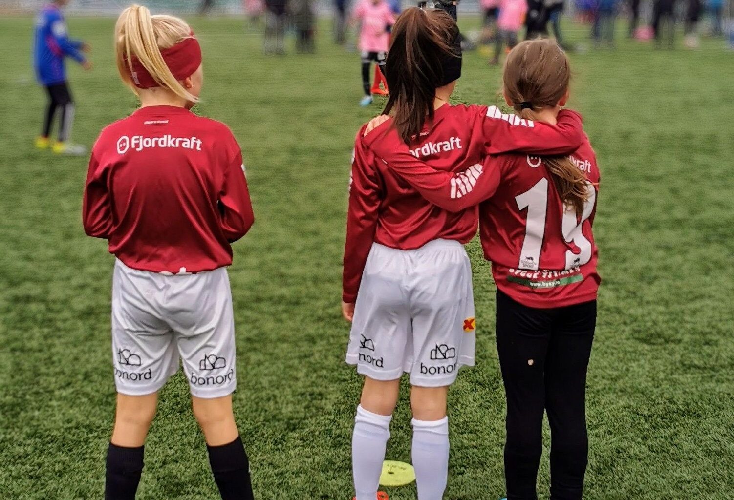 Fotball, Idrett | Fotballens dobbelstandard: Guttene satser, jentene må stå på sidelinja