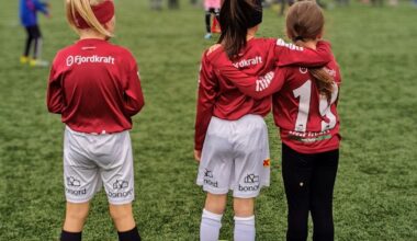 Fotball, Idrett | Fotballens dobbelstandard: Guttene satser, jentene må stå på sidelinja