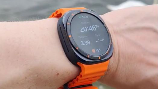 Samsung Galaxy Watch Ultra rundt et håndledd.
