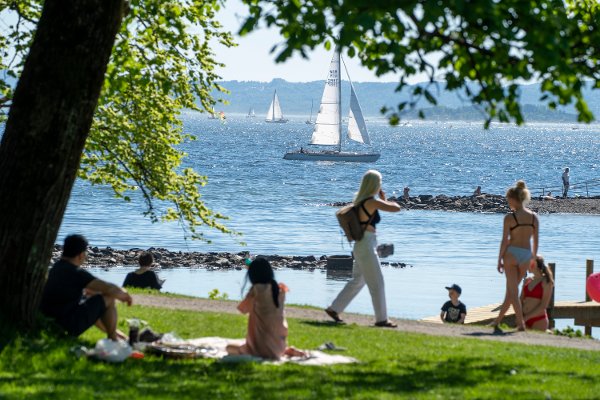 Oslo 20210529. Hovedstadens innbyggere trekker til sjø og vann og koser seg i varmen. På Bygdøy var det mye mennesker.Foto: Terje Pedersen / NTB