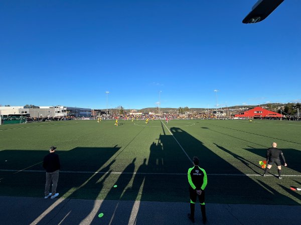 Bjørkelangen kunstgress var badet i sol denne onsdagskvelden. Rundt 2.200 tilskuere tok turen for å se Bjørkelangen/Høland-LSK i cupen onsdag. Det er høyst sannsynlig publikumsrekord på Sportssenteret. Her kan du møte noen av de som var på kampen.