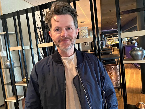 Espen Lind synes det blir litt spesielt å spille på hjemmebane, og gleder seg til å invitere til en akustisk og lun aften.  Espen Lind er klar for eksklusiv konsert på hjemmebane i Son i mai.