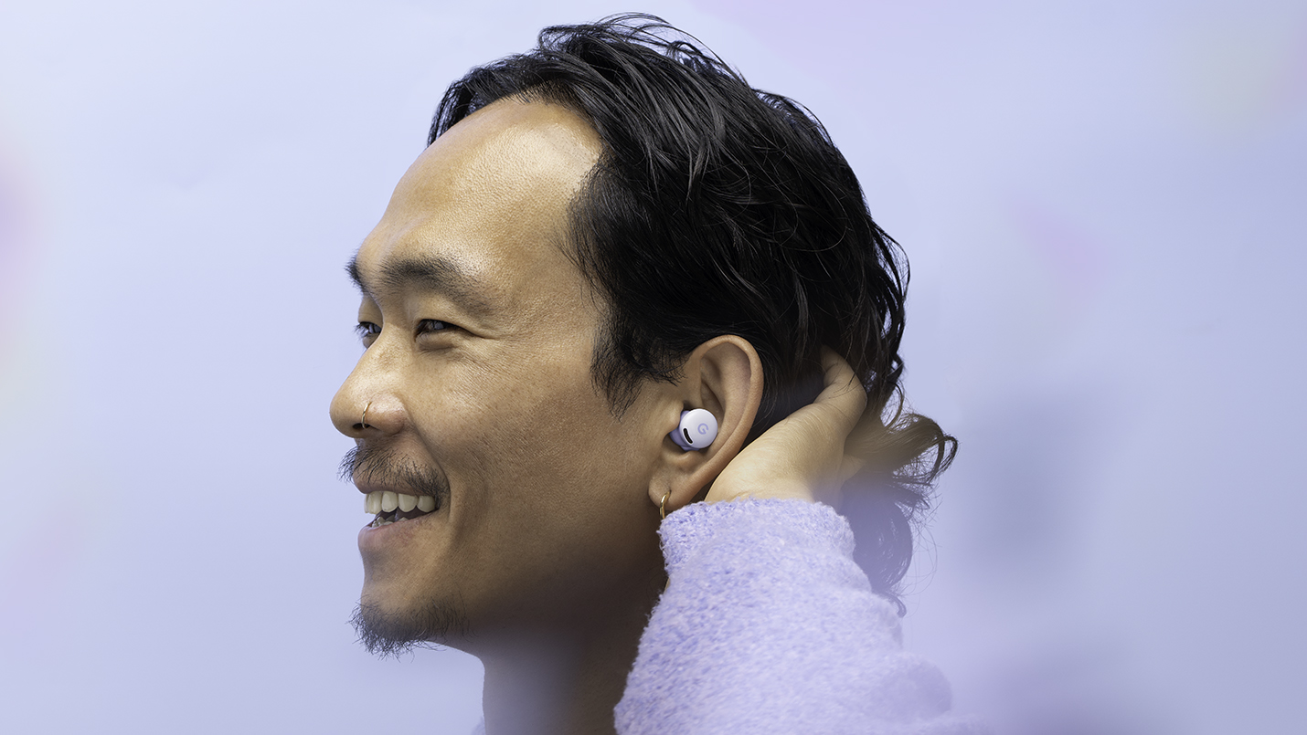 En person bruker et par Google Pixel Buds 2a