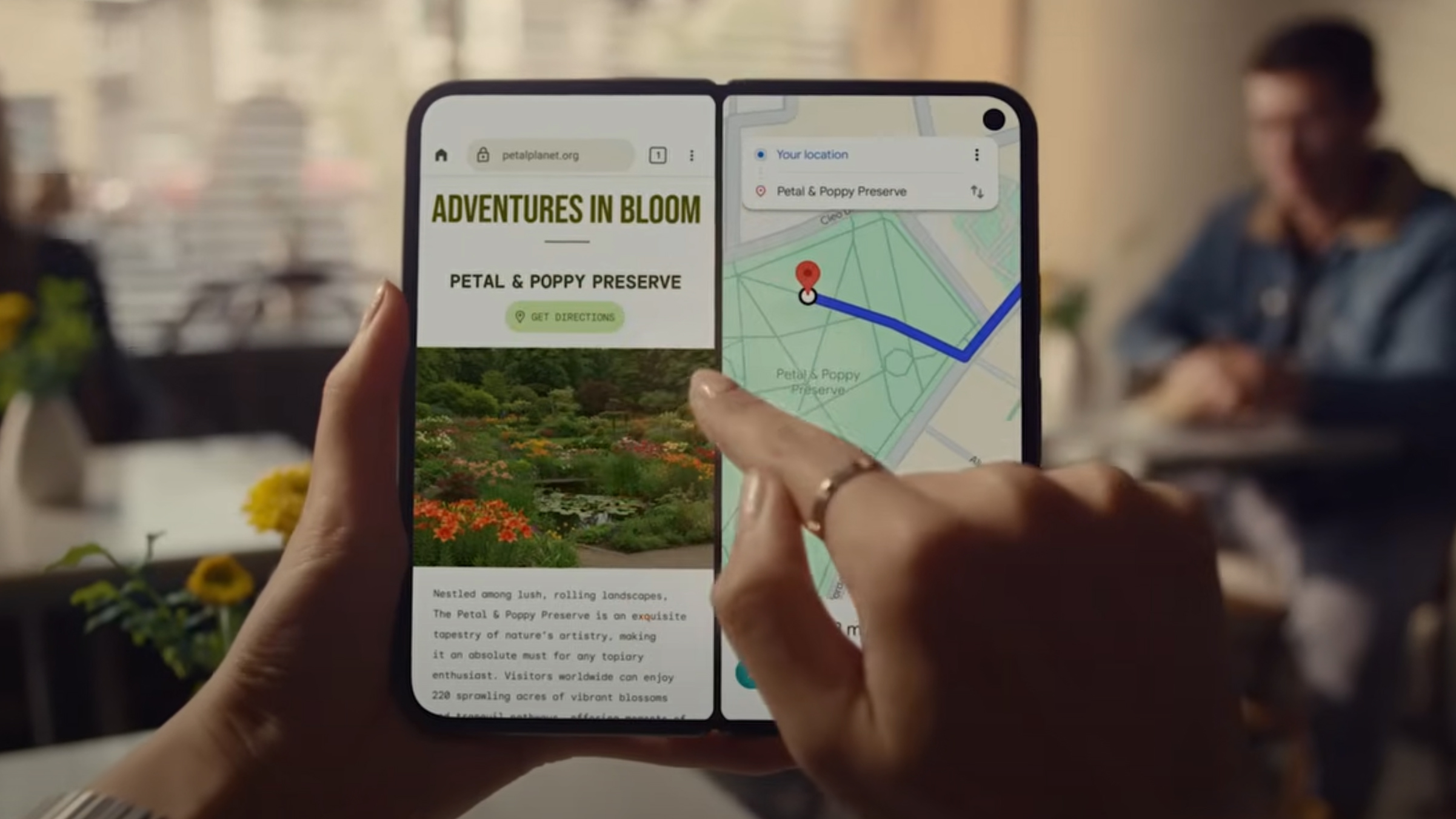 To hender som holder en Google Pixel 10 Pro Fold.