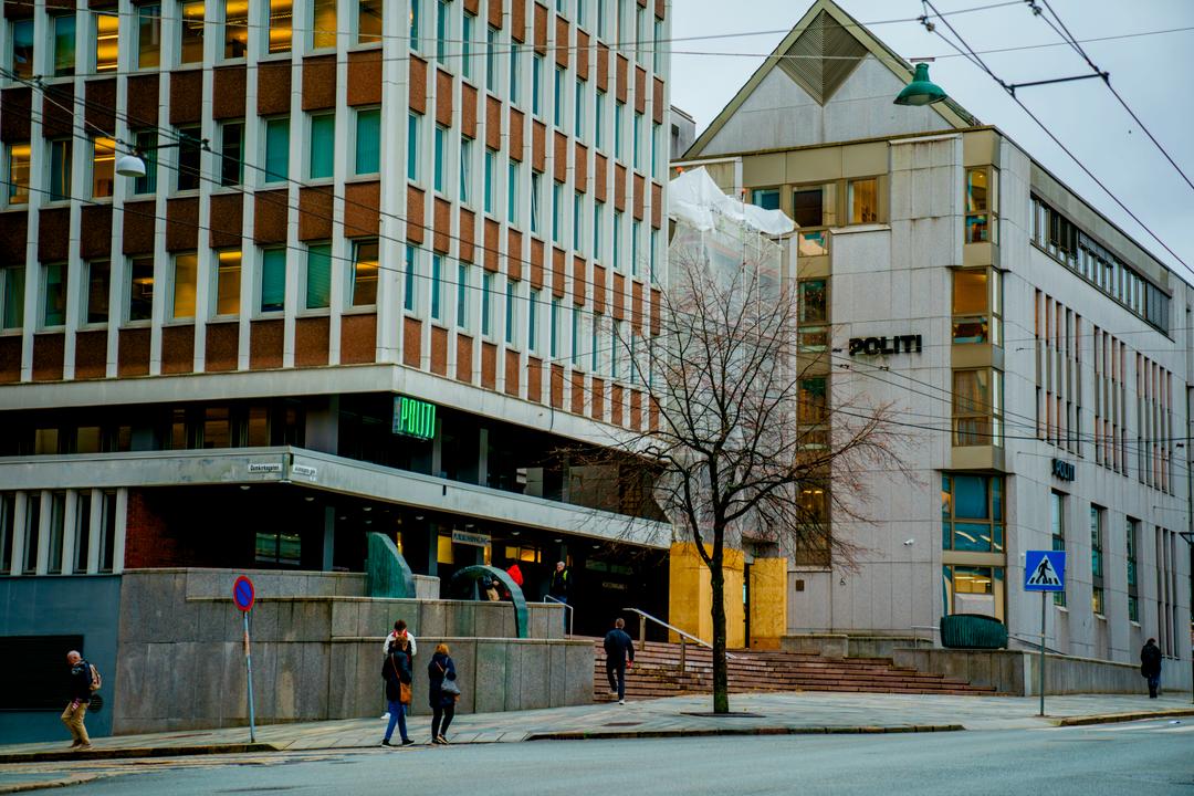 Politibetjent i Bergen siktet for mishandling i nære relasjoner