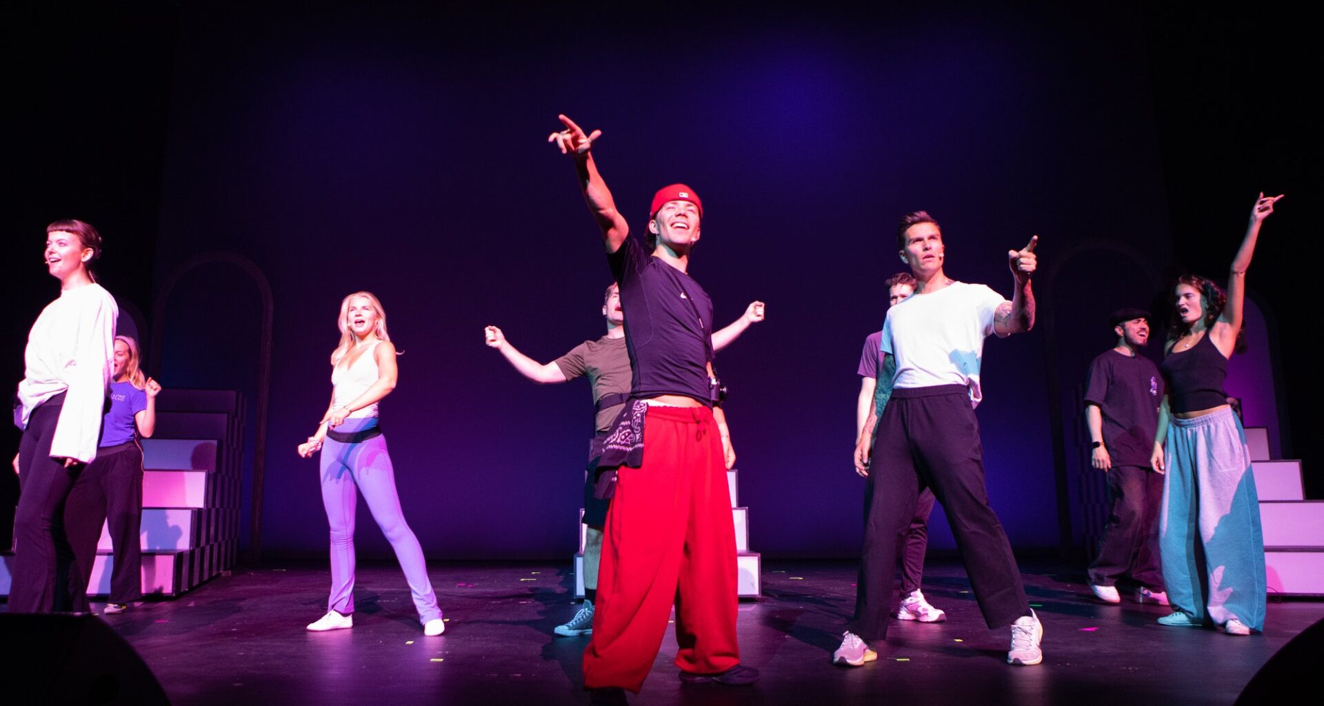 Bergen, Grieghallen | Musikalen Grease har premiere i Grieghallen i Bergen. Her møter du blant annet Atle Pettersen, Charlotte Brænna, Mia Gundersen og Regina Tucker.