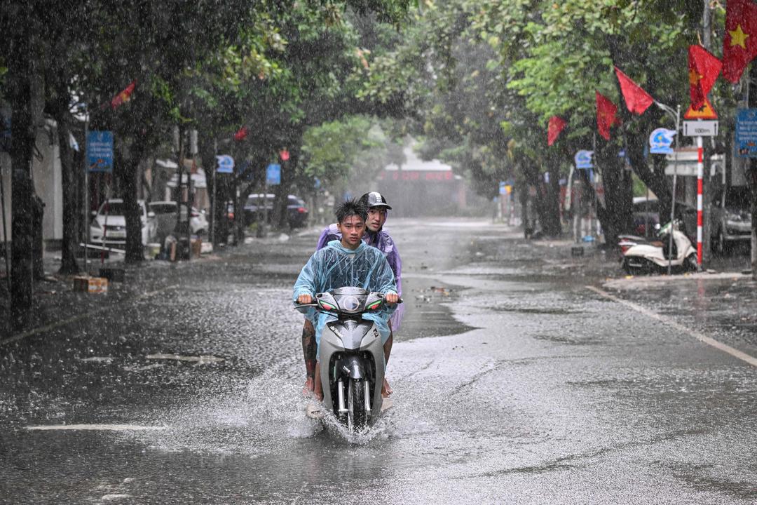 Tyfonen Kajiki treffer Vietnam – hundretusener bedt om å evakuere