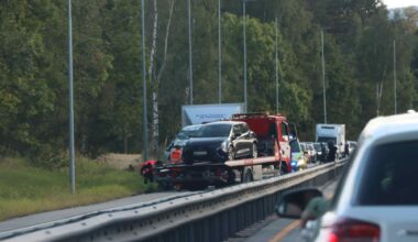 Trafikk, Nyhet | Bil på taket på E134