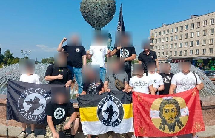 Høyreekstrem gruppe tar over russiske byer: – Står Kreml nærmest