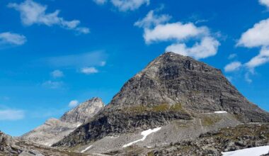 (+) NÅ: Savnede turgåere kom til rette etter ufrivillig natt i fjellet - rbnett.no