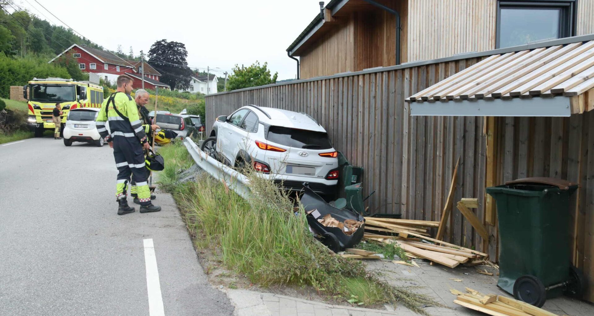 Drammen, Trafikk | Bil fastklemt – kvinne hjelpes ut