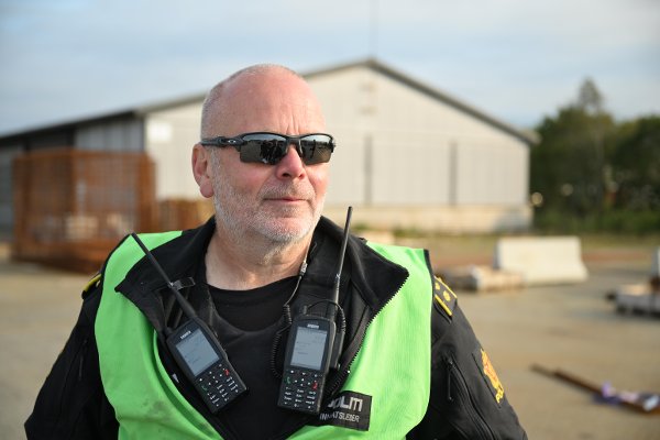 Flere hundre demonstranter fra blant andre Extinction Rebellion blokkerte tidlig i dag morges  inn og utkjøringene til oljeraffineriet på Moingstad. Politi og Kystvakten er på stedet og flere domonstranter i kanoer er blitt anholdt og vil bli anmeldt for å ha brutt sikkerhetssonen utenfor anlegget. 