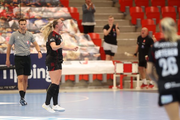 Julie Hulleberg jubler etter å ha satt den avgjørende scoringen.