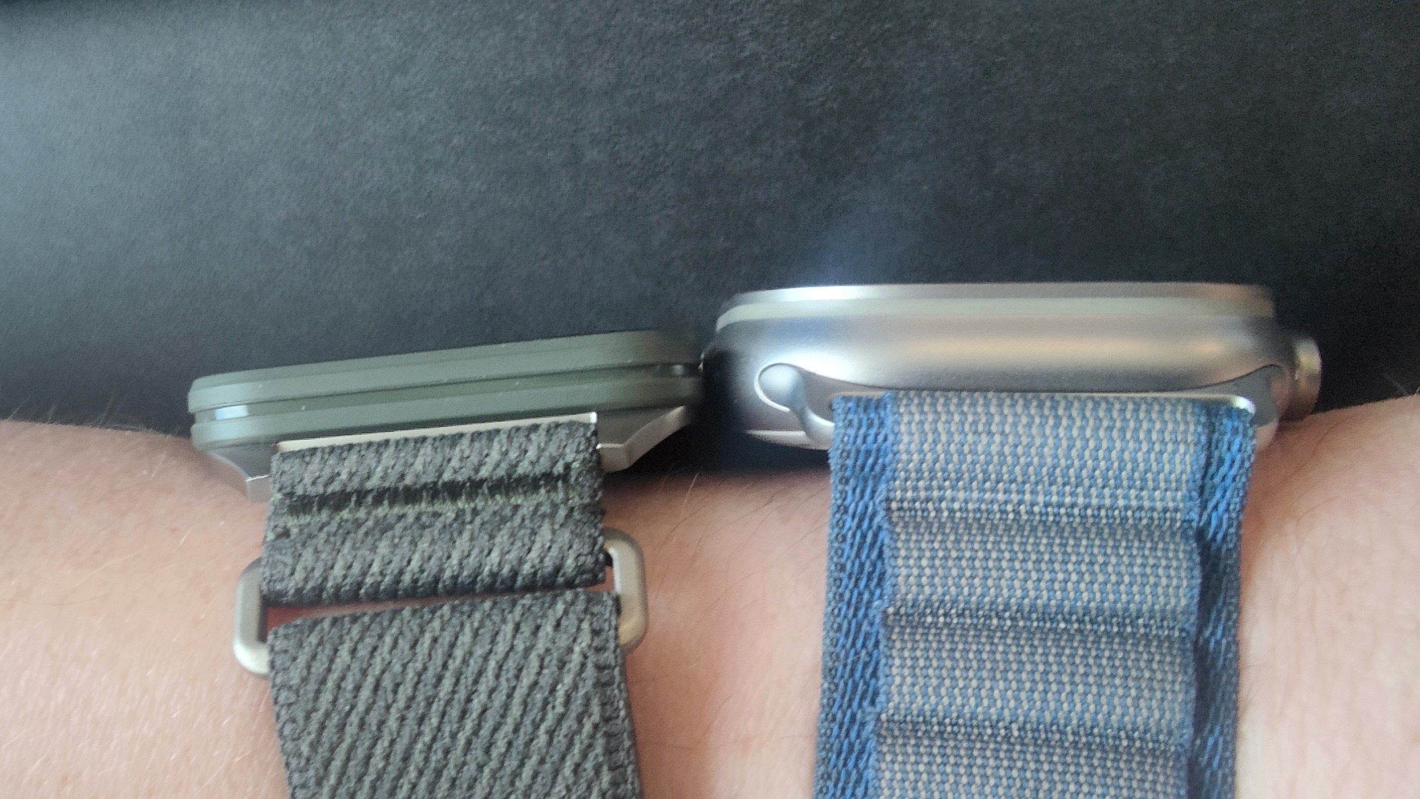 Garmin Venu X1 sammen med Apple Watch Ultra 2