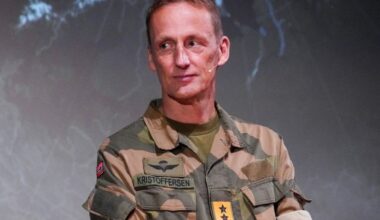 En norsk instruktør følger med på skjermen hvor og hvordan en ukrainsk droneoperatør flyr under et droneoperatørkurs i forbindelse med Operasjon Gungne i sommer.