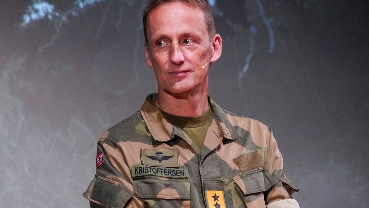 En norsk instruktør følger med på skjermen hvor og hvordan en ukrainsk droneoperatør flyr under et droneoperatørkurs i forbindelse med Operasjon Gungne i sommer.