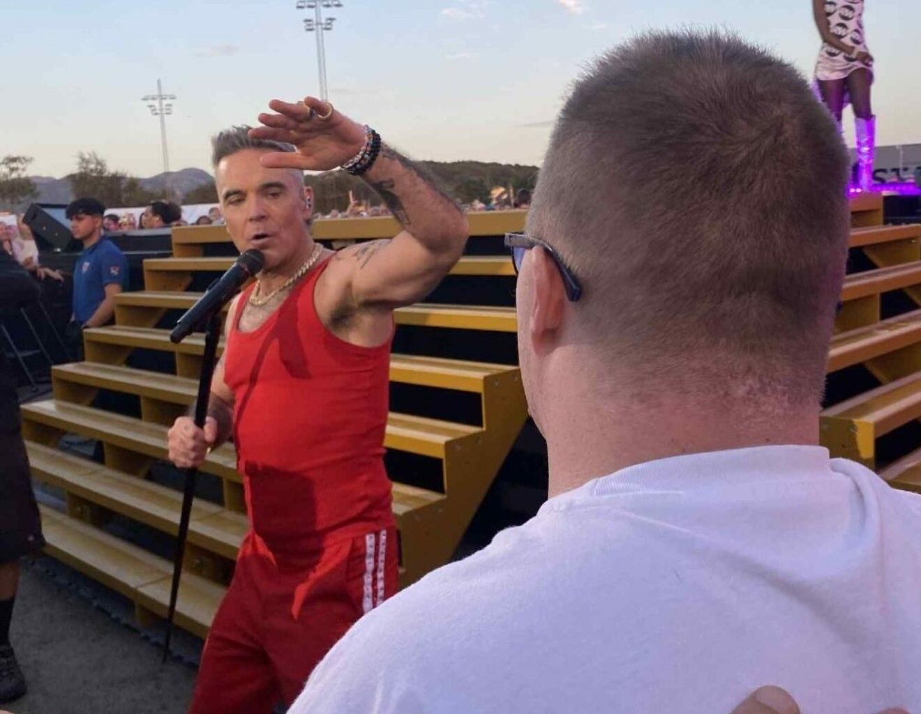 Robbie williams, Konsert | Hans William fikk en uvanlig opplevelse under Robbie-konserten – nå jakter moren videoer av det hele