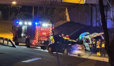Nyheter, Bergen | Politibetjent i Bergen bøtelagt: Da politibilen skulle kjøre forbi annen politibil, smalt det