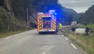 Ullensvang, Trafikk | Bil på taket på riksveg 13