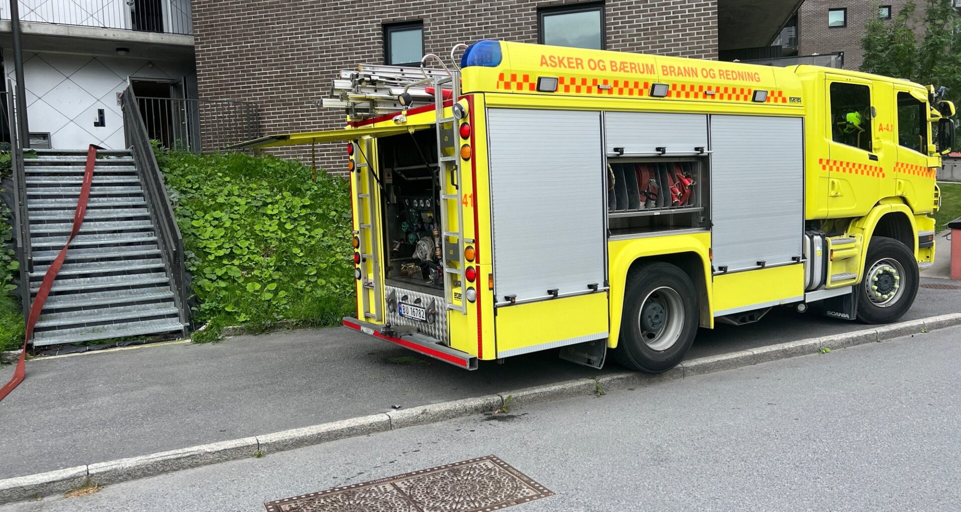 Lysaker, Fornebu | Meldte om flammer fra tak – slukket av naboer