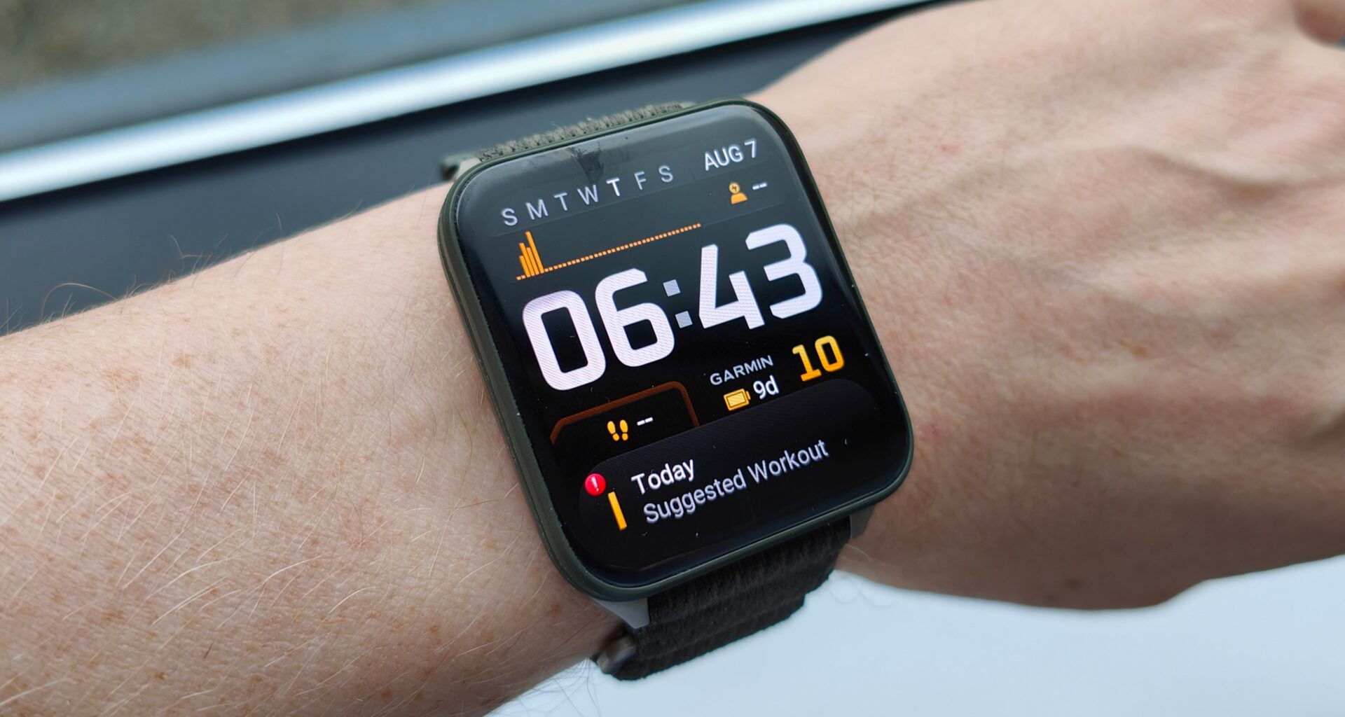 Garmin Venu X1 rundt et håndledd.