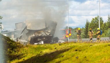 Trafikkuhell, Bilbrann | Overtent lastebil stenger trafikken på E6