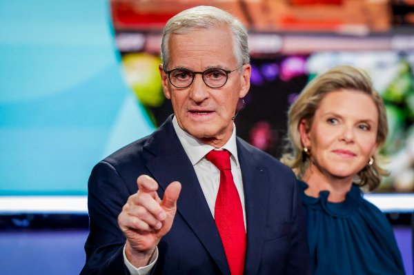 Bergen 20250819. 
Statsminister Jonas Gahr Støre (Ap) o gFrp-leder Sylvi Listhaug under den direktesendte partilederdebatten på TV2 som sendes fra Media City i Bergen tirsdag kveld.
Foto: Paul S. Amundsen / NTB