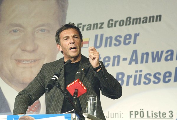Kaerntens Landeshauptmann Joerg Haider spricht am Dienstag, 25. Mai 2004 beim Wahlkampfauftakt der FPOE Kaernten in Klagenfurt. Haider verlangte den Entzug des Wahlrechts fuer den Spitzenkandidaten der SPOE fuer die EU-Wahl Hannes Swoboda und begruendete das damit, dass Swoboda zur Zeit der EU-Sanktionen gegen Oesterreich 