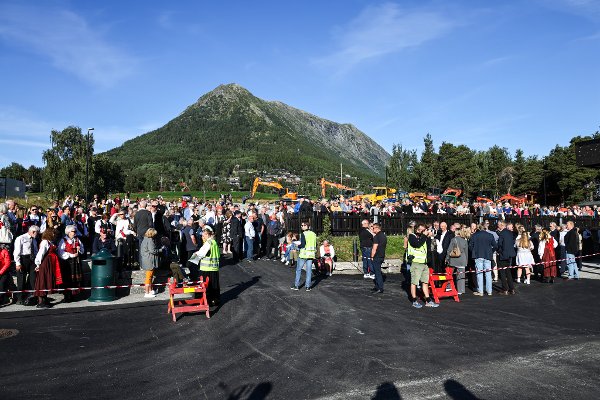 Lom 20250818. 
Offisiell åpning av privatskolen i Lom, samt politisk debatt om 
skole- og distriktspolitikk i forbindelse med åpningen av Jotunheimen privatistskole for Vågå, Lom og Skjåk i Lom i Gudbrandsdalen.
Foto: Geir Olsen / NTB
