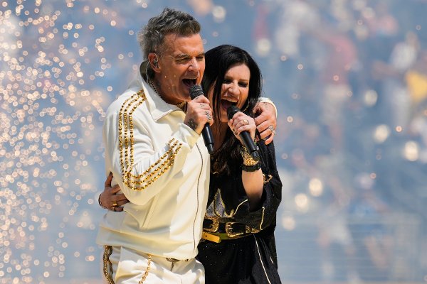 Robbie Williams and Laura Pausini perform during a pregame show before the Club World Cup final soccer match between Chelsea and PSG in East Rutherford, N.J., Sunday, July 13, 2025. (AP Photo/Seth Wenig)
