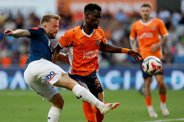Sander Svendsen var nær ved å kopiere scoringen fra oppgjøret i Stavanger, men lyktes ikke mot Basakshehir i Istanbul. Her er Svendsen i duell med Ousseynou Ba.