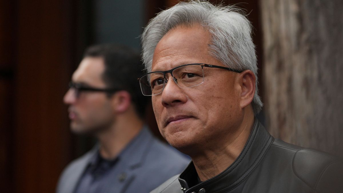 Nvidia-sjef Jensen Huang skal ha gått med på å gi den amerikanske statskassen 15 prosent av inntektene fra salg av databrikker til Kina, skriver flere medier.