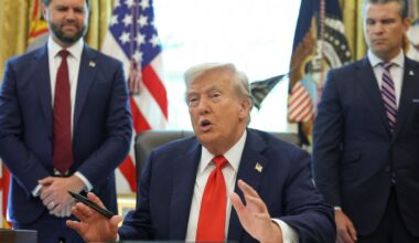 President Donald Trump sammen med visepresident J.D. Vance og forsvarsminister Pete Hegseth i Det hvite hus mandag.
