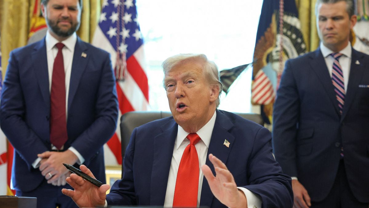 President Donald Trump sammen med visepresident J.D. Vance og forsvarsminister Pete Hegseth i Det hvite hus mandag.