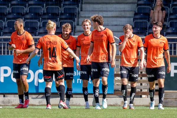 Fornøyde Åsane-spillere etter 1-1-målet mot Lillestrøm.